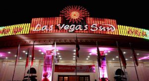 Las Vegas Sun Hotel & Casino rực rỡ dưới ánh đèn ban đêm