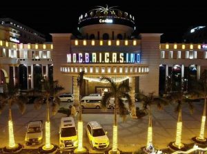 Moc Bai Casino Hotel lộng lẫy dưới ánh đèn vàng