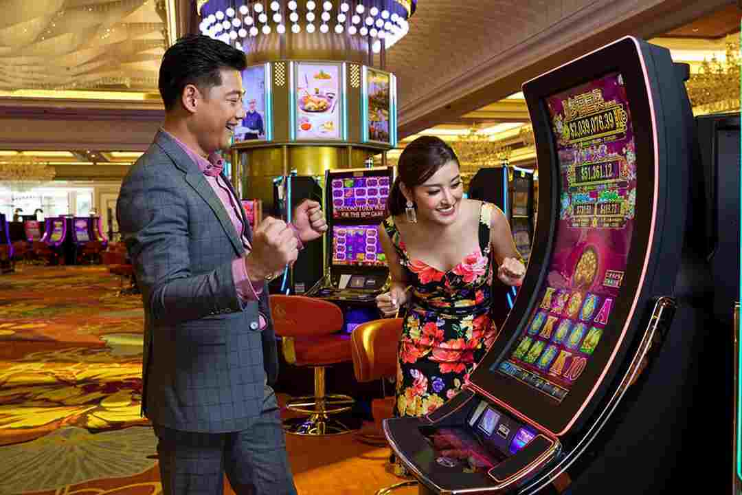 Du khách thích thú khi trải nghiệm những trò chơi Slot Machine